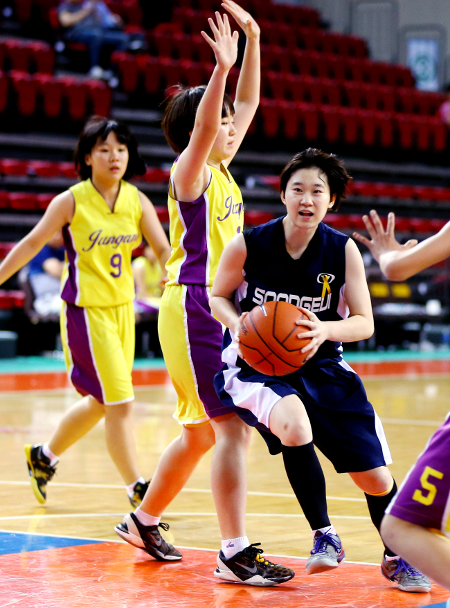 Student-athletes compete in a basketball tournament during the 43rd National Junior Sports Festival in Incheon on May 25. (This photo is not directly related to the story.)   Korean Olympic Committee