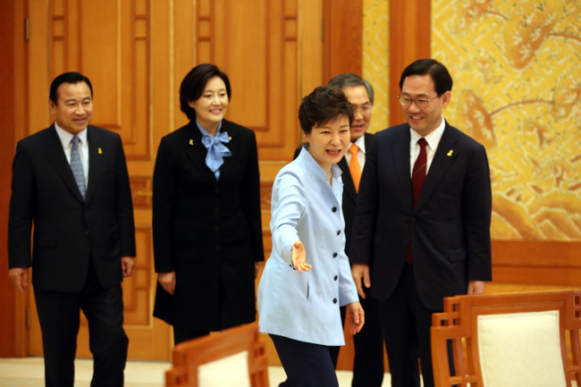 President Park Geun-hye guides the floor leaders and policy chiefs of the ruling Saenuri Party and main opposition New Politics Alliance for Democracy to a table for talks at Cheong Wa Dae on Thursday. From left, behind the president, are Saenuri floor leader Lee Wan-koo, NPAD floor leader Park Young-sun, NPAD policy chief Woo Yoon-keun and Saenuri policy chief Joo Ho-young.   Park Hyun-koo/The Korea Herald