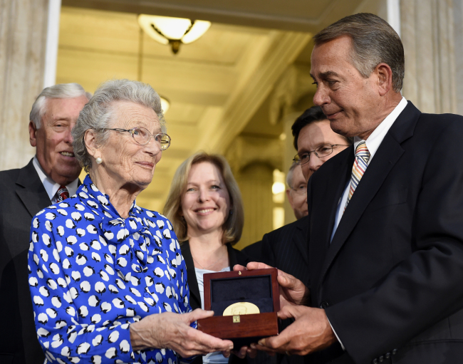 Speaker of the House John Boehner (right) and Congressional leadership present Nina Lagergren, the half sister of Raoul Wallenberg, the Congressional Gold Medal for Wallenberg’s accomplishments as a Swedish diplomat who saved the lives of nearly 100,000 Hungarian Jews during the Holocaust, at Capitol Hill in Washington, D.C., Wednesday.   AP-Yonhap