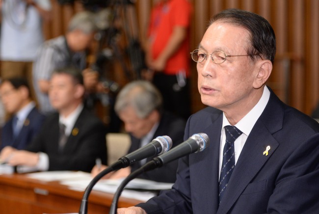 Presidential Chief of Staff Kim Ki-choon reports to the National Assembly on Thursday to answer questions about the bungled rescue operations following the ferry disaster on April 16.   Lee Gil-dong/The Korea Herald