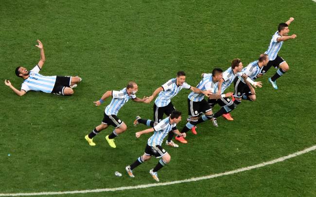 Argentinian players celebrate after beating the Netherlands on penalties at the World Cup on Wednesday.  (AFP-Yonhap)