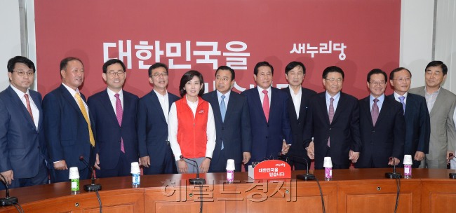 이완구 새누리당 비상대책위원장겸 원내대표가 11일 오전 국회에서 열린 마지막 비상대책위원회의에 앞서  7.30재보궐선거 공천자, 비상대책위원들과 기념촬영을 하고 있다.이길동기자.gdlee@heraldcorp.com
이완구 새누리당 비상대책위원장겸 원내대표가 11일 오전 국회에서 열린 마지막 비상대책위원회의에 앞서  7.30재보궐선거 공천자, 비상대책위원들과 기념촬영을 하고 있다.이길동기자.gdlee@heraldcorp.com