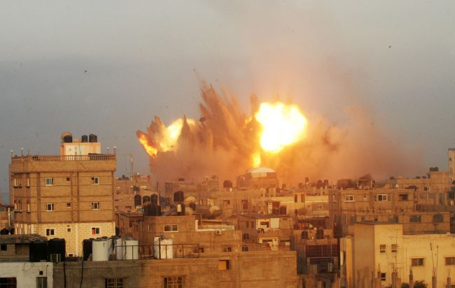 A ball of fire is seen following an Israeli air strike on Rafah in the southern Gaza Strip on Friday.   AFP-Yonhap