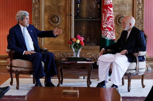 U.S. Secretary of State John Kerry (left) meets with Afghanistan’s President Hamid Karzai at the presidential palace in Kabul on Friday.   AFP-Yonhap