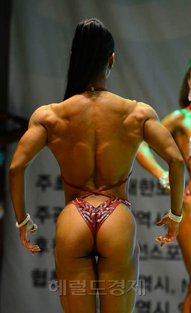 <포토> 탄성 자아내는 여성 보디빌더의 등 근육