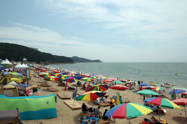 Ulwangni Beach in Incheon is less than an hour’s bus ride from Incheon International Airport.   Korail