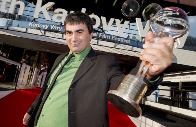 Georgian director George Ovashvili holds the main prize, the Crystal Globe, for his film “Corn Island” at the 49th International Film Festival in Karlovy Vary, Czech Republic, Saturday.   AP-Yonhap