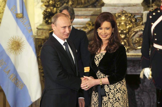 Argentinian President Cristina Kirchner (right) shakes hands with Russian President Vladimir Putin at the government palace in Buenos Aires on Saturday.   EPA-Yonhap