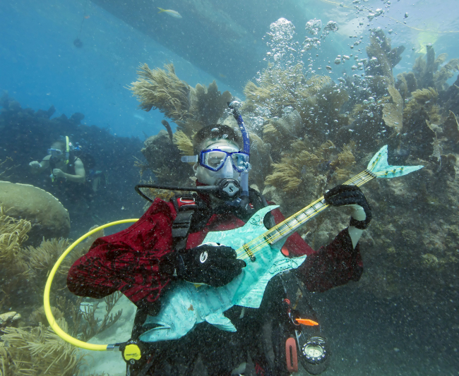 In this photo, Mike Limerick plays a mock musical instrument at the Lower Keys Underwater Music Festival in the Florida Keys National Marine Sanctuary on Saturday.   AP-Yonhap