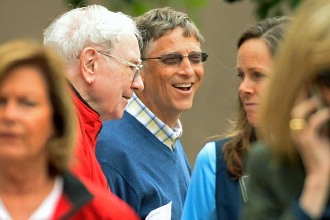 Chairman of Microsoft Bill Gates (right) and chairman and CEO of Berkshire Hathaway Warren Buffett break for lunch during the Allen & Co. annual conference at the Sun Valley Resort in, Idaho, on July 11, 2013.   AFP