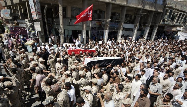 Mourners carry the coffins of Shiite volunteers, who had joined the Iraqi army and were killed during clashes with militants of the Islamic State, during a funeral in Kerbala, southwest of Baghdad, Saturday.   EPA-Yonhap