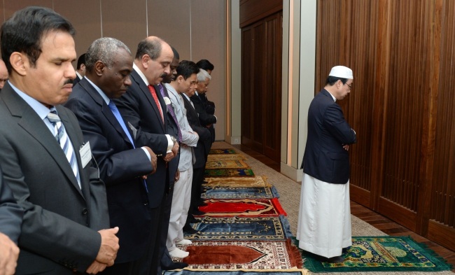 Imam Lee Ju-hwa of the Korea Muslim Federation leads evening prayer with envoys from Islamic countries during
an iftar dinner reception hosted by the Ministry of Foreign Affairs in Seoul on Wednesday. (MOFA)