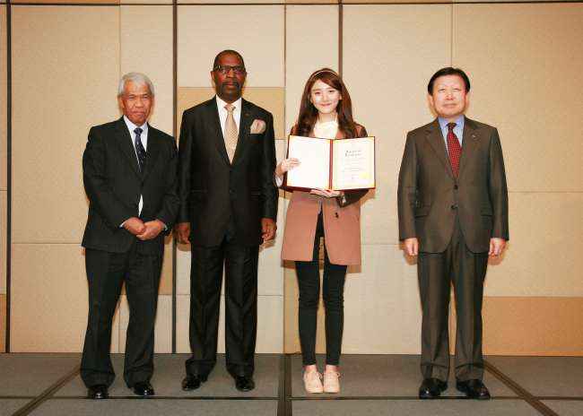 Angolan Ambassador to South Korea Albino Malungo (second from left)
poses for a group photo with last year’s Angola Contest winner Lee Hyeonhee
(second from right), along with Dato Harun Ismail (left), ambassador of
Brunei Darussalam and dean of the Diplomatic Corps., and Ko Jae-ho (right), president & CEO of Daewoo Shipbuilding & Marine Engineering, last year in Seoul. (Angolan Embassy)