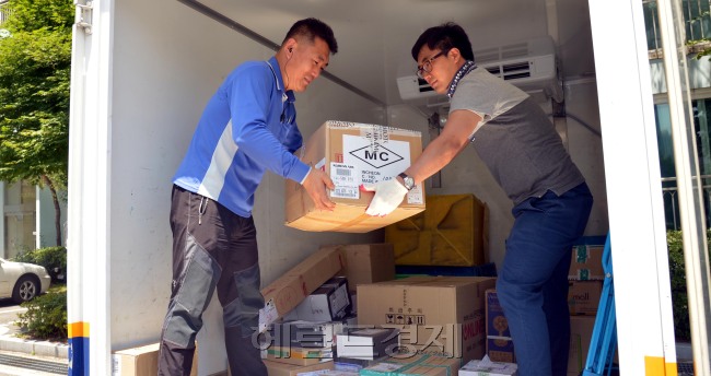 뜨거운 여름 택배 기사<br />김명섭 기자 msiron@heraldcorp.com
뜨거운 여름 택배 기사
김명섭 기자 msiron@heraldcorp.com
뜨거운 여름 택배 기사
김명섭 기자 msiron@heraldcorp.com