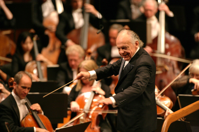 Conductor  Lorin  Maazel leads the New York Philharmonic in New York on Sept. 13, 2006.   Bloomberg