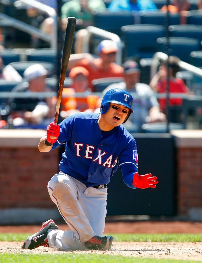 <YONHAP PHOTO-0193> NEW YORK, NY - JULY 06: Shin-Soo Choo #17 of the Texas Rangers reacts after being hit with a foul tip in the fifth inning against the New York Mets at Citi Field on July 6, 2014 in the Flushing neighborhood of the Queens borough of New York City. Jim McIsaac/Getty Images/AFP== FOR NEWSPAPERS, INTERNET, TELCOS & TELEVISION USE ONLY ==../2014-07-07 06:20:32/ <저작권자 ⓒ 1980-2014 ㈜연합뉴스. 무단 전재 재배포 금지.>
The Texas Rangers’ Choo Shin-soo finished the first half with a .242 batting average.   AFP-Yonhap