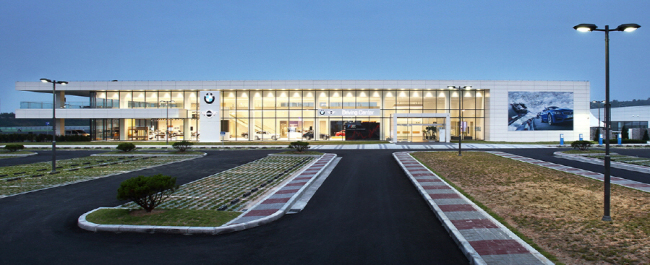 The 2.6-kilometer race track at the new BMW Driving Center in Yeongjongdo, Incheon.   BMW Korea