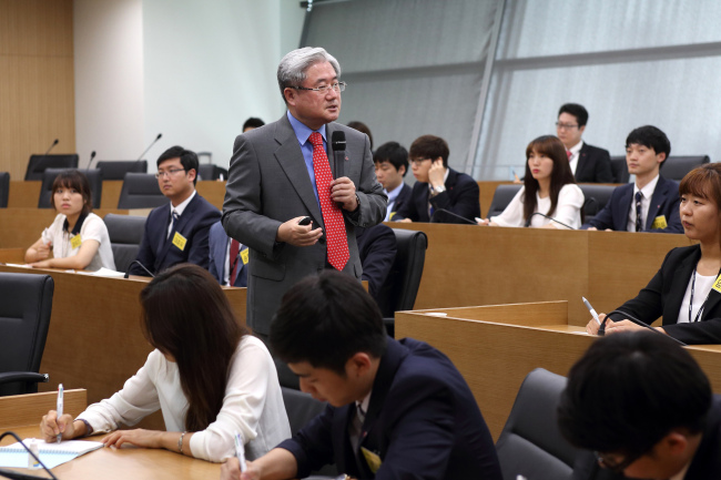 LG CNS CEO Kim Dae-hoon advises rookies to develop their skills and become versatile in the age of smart technology at the company’s headquarters in Seoul on Monday.   LG CNS
LG CNS CEO Kim Dae-hoon advises rookies to develop their skills and become versatile in the age of smart technology at the company’s headquarters in Seoul on Monday.   LG CNS