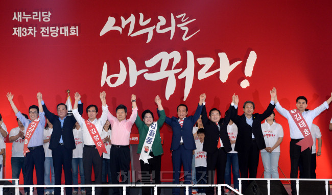 14일 오후 서울 잠실체육관에서 열린 새누리당 제3차 전당대회에서 출마 후보자들이 당원들에게 손을 들어 인사 하고 있다.(왼쪽부터 김상민,서청원,김영우,홍문종,김을동,박창달,이인제,김무성,김태호).이길동기자.gdlee@heraldcorp.com
14일 오후 서울 잠실체육관에서 열린 새누리당 제3차 전당대회에서 출마 후보자들이 당원들에게 손을 들어 인사 하고 있다.(왼쪽부터 김상민,서청원,김영우,홍문종,김을동,박창달,이인제,김무성,김태호).이길동기자.gdlee@heraldcorp.com