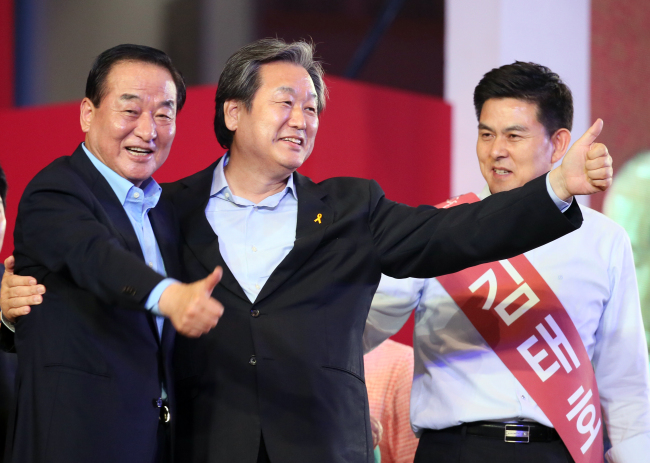 Newly elected Saenuri Party chairman Rep. Kim Moo-sung (center) poses with new supreme council members Reps. Suh Chung-won (left) and Kim Tae-ho at the party convention at Seoul Sports Complex in eastern Seoul on Monday. Yonhap