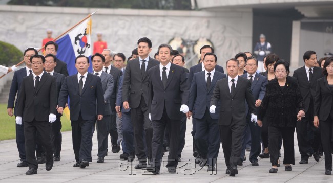 김무성새누리당대표최고위원이 15일 오전 서울 동작동 국립현충원을 찾아 참배를 마치고 당직자들과 함께 나오고 있다. 김대표는 이날 현충원 방명록에 "새누리당이 보수혁신의 아이콘이 되어 우파정권 재창출의 기초를 구추하겠습니다."란 글을 남겼다.이길동기자.gdlee@heraldcorp,com