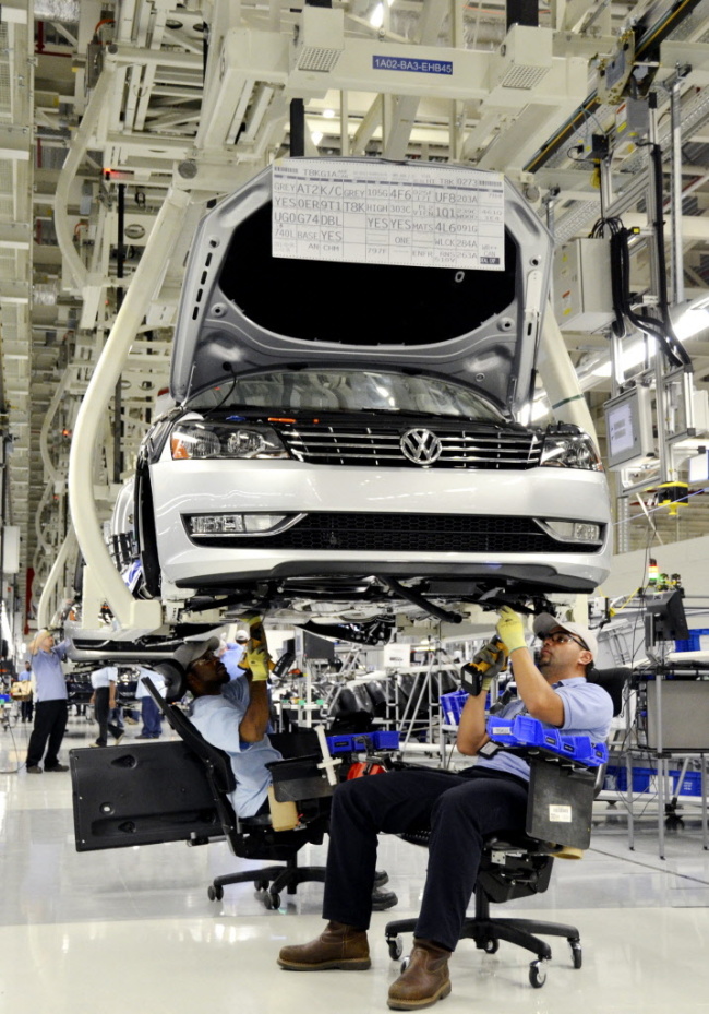 Line inspection workers check out a Volkswagen AG Passat at the company’s factory in Chattanooga,  Tennessee.   Bloomberg
