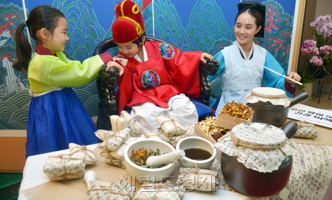 한독의약박물관이 15일 오전 서울 종로구 효자로 국립고궁박물관에서 '조선왕실의 생로병사- 질병에 맞서다' 특별전을 열어 눈길을 끌고 있다. 이번 전시는 9월 14일까지 열리고 왕의 독살을 막기 위해 고안된 '백자은구약주전자', '영조가 시력 측정을 위해 쓴 글' 등 조선시대 유물들을 볼 수 있으며 '도전 내의원 어의' 와 '소화제 만들기'와 같은 체험 프로그램도 참여할 수 있다.<br />김명섭 기자 msiron@heraldcorp.com
한독의약박물관이 15일 오전 서울 종로구 효자로 국립고궁박물관에서 '조선왕실의 생로병사- 질병에 맞서다' 특별전을 열어 눈길을 끌고 있다. 이번 전시는 9월 14일까지 열리고 왕의 독살을 막기 위해 고안된 '백자은구약주전자', '영조가 시력 측정을 위해 쓴 글' 등 조선시대 유물들을 볼 수 있으며 '도전 내의원 어의' 와 '소화제 만들기'와 같은 체험 프로그램도 참여할 수 있다.
김명섭 기자 msiron@heraldcorp.com
한독의약박물관이 15일 오전 서울 종로구 효자로 국립고궁박물관에서 '조선왕실의 생로병사- 질병에 맞서다' 특별전을 열어 눈길을 끌고 있다. 이번 전시는 9월 14일까지 열리고 왕의 독살을 막기 위해 고안된 '백자은구약주전자', '영조가 시력 측정을 위해 쓴 글' 등 조선시대 유물들을 볼 수 있으며 '도전 내의원 어의' 와 '소화제 만들기'와 같은 체험 프로그램도 참여할 수 있다.
김명섭 기자 msiron@heraldcorp.com