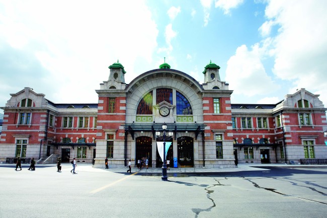 The old Seoul Station building, where Tristan Sharps, British artistic director of the theater company Dream Think Speak, will stage a site-specific performance on July 19.   Seoul 284
