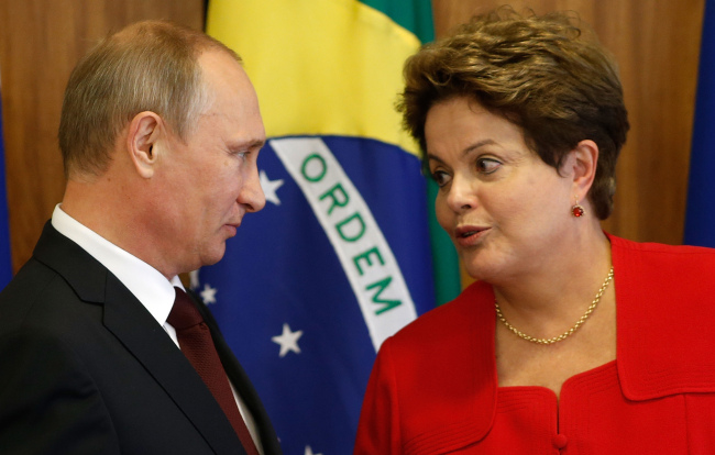 Russia’s President Vladimir Putin (left) listens to Brazil’s President Dilma Rousseff during a signing ceremony at Planalto presidential palace in Brasilia, Brazil, Monday.    AP-Yonhap