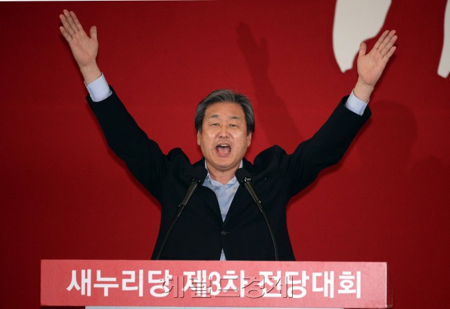 14일 오후 서울 잠실체육관에서 열린 새누리당 제3차 전당대회에서  신임 대표최고위원으로 선출된 김무성의원이 당원들에게 인사를 하고 있다.이길동기자.gdlee@heraldcorp.com