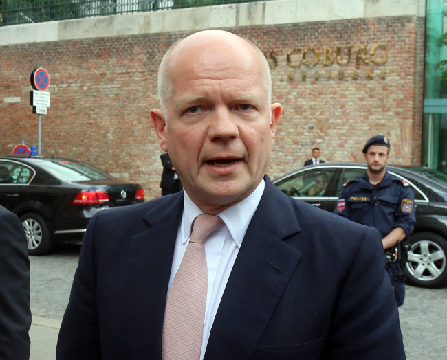 British Foreign Secretary William Hague speaks to the media in front of Hotel Palais Coburg where nuclear talks take place in Vienna on Sunday.   AP-Yonhap