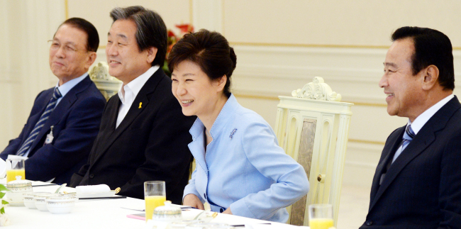 President Park Geun-hye (right) meets the ruling Saenuri Party’s new leadership Tuesday at Cheong Wa Dae. Rep. Kim Moo-sung (center) was elected as Saenuri chairman at the party’s national convention on Monday.   Park Hyun-koo/The Korea Herald