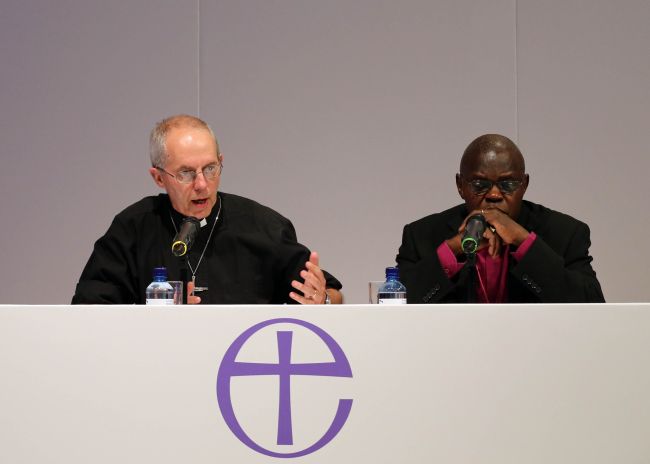 Archbishop of York John Sentamu (right) and Archbishop of Canterbury Justin Welby speak at a press conference after members of the Church of England General Synod voted to allow female bishops in York, northern England, Monday.   AFP-Yonhap