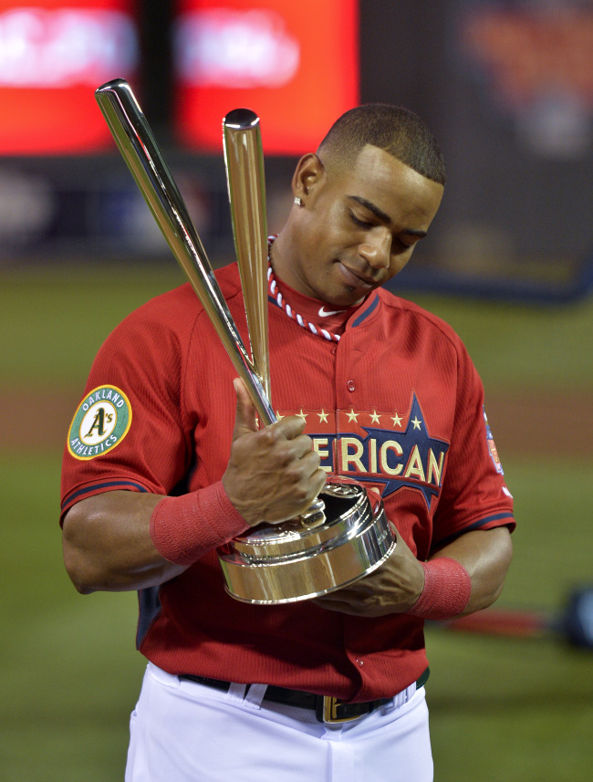 American League’s Yoenis Cespedes holds the Home Run Derby Trophy on Monday.  UPI-Yonhap