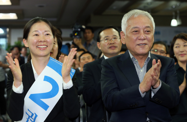 New Politics Alliance for Democracy cochairman Rep. Kim Han-gil (right) attends the opening of the campaign office for Kwon Eun-hee, NPAD candidate for Gwangju’s Gwangsan-B constituency, in Gwangju on Tuesday.   Yonhap
