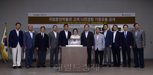 　[헤럴드경제=박해묵 기자] 국립중앙박물관(관장 김영나)이 15일 오전 국립중앙박물관에서 고려시대 공예예술의 진수를 보여주는 국보급 문화재인 고려 나전경함을 (사)국립중앙박물관회(회장 김정태)로부터 기증받아 공개하고 있다. mook@heraldcorp.com
　[헤럴드경제=박해묵 기자] 국립중앙박물관(관장 김영나)이 15일 오전 국립중앙박물관에서 고려시대 공예예술의 진수를 보여주는 국보급 문화재인 고려 나전경함을 (사)국립중앙박물관회(회장 김정태)로부터 기증받아 공개하고 있다. mook@heraldcorp.com