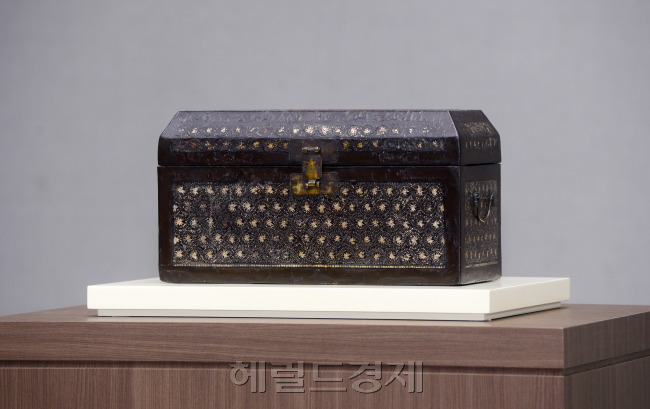 　[헤럴드경제=박해묵 기자] 국립중앙박물관(관장 김영나)이 15일 오전 국립중앙박물관에서 고려시대 공예예술의 진수를 보여주는 국보급 문화재인 고려 나전경함을 (사)국립중앙박물관회(회장 김정태)로부터 기증받아 공개하고 있다. mook@heraldcorp.com
　[헤럴드경제=박해묵 기자] 국립중앙박물관(관장 김영나)이 15일 오전 국립중앙박물관에서 고려시대 공예예술의 진수를 보여주는 국보급 문화재인 고려 나전경함을 (사)국립중앙박물관회(회장 김정태)로부터 기증받아 공개하고 있다. mook@heraldcorp.com