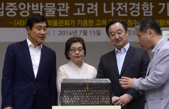 　[헤럴드경제=박해묵 기자] 국립중앙박물관(관장 김영나)이 15일 오전 국립중앙박물관에서 고려시대 공예예술의 진수를 보여주는 국보급 문화재인 고려 나전경함을 (사)국립중앙박물관회(회장 김정태)로부터 기증받아 공개하고 있다. mook@heraldcorp.com
　[헤럴드경제=박해묵 기자] 국립중앙박물관(관장 김영나)이 15일 오전 국립중앙박물관에서 고려시대 공예예술의 진수를 보여주는 국보급 문화재인 고려 나전경함을 (사)국립중앙박물관회(회장 김정태)로부터 기증받아 공개하고 있다. mook@heraldcorp.com