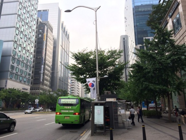 강남 오피스텔 공급물량의 90% 이상을 차지하는 소형은 침체가 뚜렷한 반면, 사무실 용도로도 활용할 수 있는 중형 이상은 수요가 꾸준히 몰리면서 안정적인 모습을 보이고 있다. 사진은 오피스텔이 밀집한 서울 강남 테헤란로 일대.