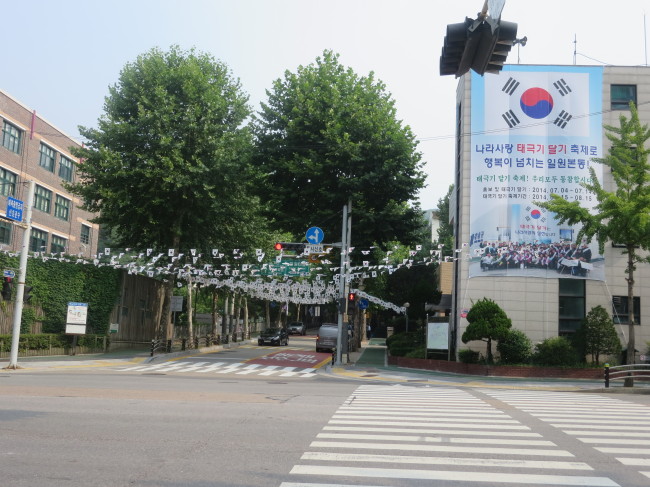 일원본동 주민자치위원회가 주민센터 앞 도로위에 태극기를 달아 게양을 독려하고 있다.