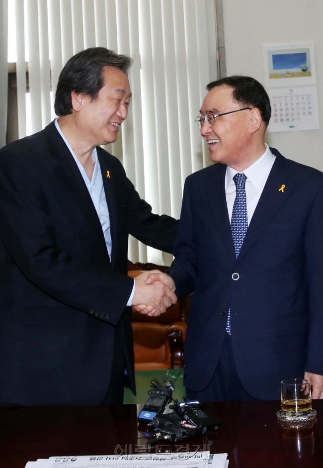 김무성새누리당 대표최고위원이  16일 오전 국회대표실을 예방한 정홍원국무총리와  악수를 하고 있다.이길동기자.gdlee@heraldcorp.com
김무성새누리당 대표최고위원이  16일 오전 국회대표실을 예방한 정홍원국무총리와  악수를 하고 있다.이길동기자.gdlee@heraldcorp.com