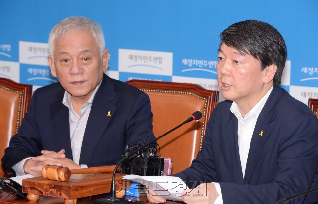 안철수  새정치민주연합 공동대표가 16일 오전 국회에서 열린 최고위원회의에서 모두발언을 하고 있다.이길동기자.gdlee@heraldcorp.com
안철수  새정치민주연합 공동대표가 16일 오전 국회에서 열린 최고위원회의에서 모두발언을 하고 있다.이길동기자.gdlee@heraldcorp.com