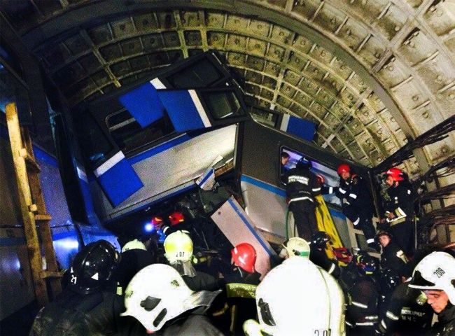 Rescuers work near a derailed subway train in a tunnel between Park Pobedy and Slavyansky Bulvar stations in Moscow on Tuesday.   AFP-Yonhap