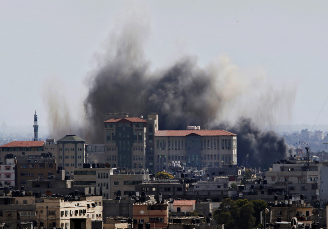 Smoke rises after an Israeli missile strike in Gaza City on Tuesday.   AP-Yonhap