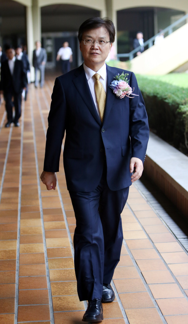 Choi Yang-hee walks to his office at the government complex in Gwacheon, Gyeonggi Province, on the first day of his job as the minister of science, ICT and future planning on Wednesday.    Yonhap