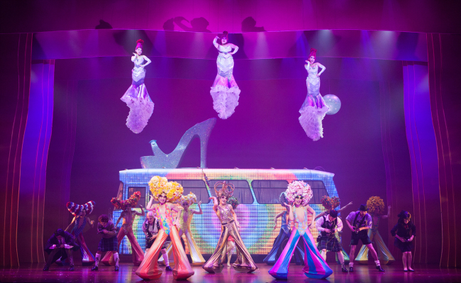 A scene from the ongoing
Seoul production of “Priscilla:
Queen of the Desert”
Seol&Company