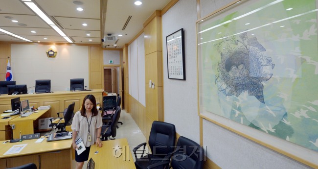 창원지법이 재판을 받는 시민들에게 정서적 안정감을 느낄 수 있도록 법정 내에 예술작품을 내걸어 ,이른바 '예술로 소통하는 법정’을 만들어 눈길을 끌고 있다. 본관 로비와 20개 법정 모두에 그림, 사진, 서예 작품으로 꾸미고 있다. 현관에는 한국화가인 김경현 선생의 ‘바라보다’라는 소나무 그림을 비롯해 박시호 행복경영연구소 이사장의 ‘양귀비 가족’ ‘순백의 향기’ 등이 전시돼 있고 소년법정 대기실은 주노식 선생의 서예작품 ‘아름다운 동행’, 이상주 선생의 ‘흔들리며 피는 꽃’ 등이 걸려 있다. 재판 휴정기인 여름휴가철(7월 28일부터 2주간)에 법정 갤러리를 일반에 공개한다. 그 이전에도 재판에 방해가 되지 않으면 견학이 가능하며 작품해설집은 소책자를 만들어 방문자에게 배포하고 있다.<br />창원= 김명섭 기자 msiron@heraldcorp.com
창원지법이 재판을 받는 시민들에게 정서적 안정감을 느낄 수 있도록 법정 내에 예술작품을 내걸어 ,이른바 '예술로 소통하는 법정’을 만들어 눈길을 끌고 있다. 본관 로비와 20개 법정 모두에 그림, 사진, 서예 작품으로 꾸미고 있다. 현관에는 한국화가인 김경현 선생의 ‘바라보다’라는 소나무 그림을 비롯해 박시호 행복경영연구소 이사장의 ‘양귀비 가족’ ‘순백의 향기’ 등이 전시돼 있고 소년법정 대기실은 주노식 선생의 서예작품 ‘아름다운 동행’, 이상주 선생의 ‘흔들리며 피는 꽃’ 등이 걸려 있다. 재판 휴정기인 여름휴가철(7월 28일부터 2주간)에 법정 갤러리를 일반에 공개한다. 그 이전에도 재판에 방해가 되지 않으면 견학이 가능하며 작품해설집은 소책자를 만들어 방문자에게 배포하고 있다.
창원= 김명섭 기자 msiron@heraldcorp.com
창원지법이 재판을 받는 시민들에게 정서적 안정감을 느낄 수 있도록 법정 내에 예술작품을 내걸어 ,이른바 '예술로 소통하는 법정’을 만들어 눈길을 끌고 있다. 본관 로비와 20개 법정 모두에 그림, 사진, 서예 작품으로 꾸미고 있다. 현관에는 한국화가인 김경현 선생의 ‘바라보다’라는 소나무 그림을 비롯해 박시호 행복경영연구소 이사장의 ‘양귀비 가족’ ‘순백의 향기’ 등이 전시돼 있고 소년법정 대기실은 주노식 선생의 서예작품 ‘아름다운 동행’, 이상주 선생의 ‘흔들리며 피는 꽃’ 등이 걸려 있다. 재판 휴정기인 여름휴가철(7월 28일부터 2주간)에 법정 갤러리를 일반에 공개한다. 그 이전에도 재판에 방해가 되지 않으면 견학이 가능하며 작품해설집은 소책자를 만들어 방문자에게 배포하고 있다.
창원= 김명섭 기자 msiron@heraldcorp.com