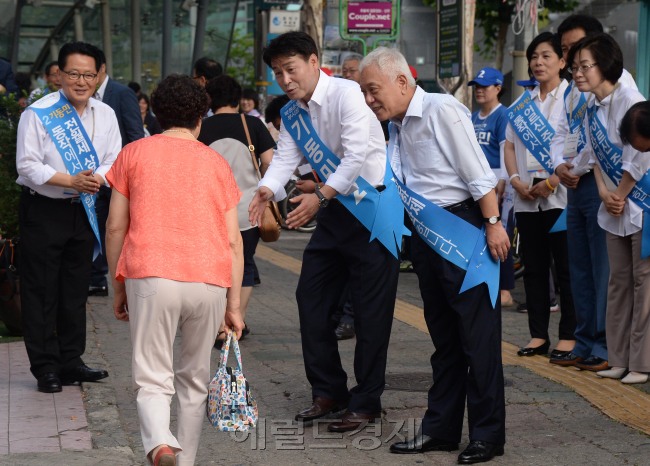 7.30재보궐선거 공식선거운동 첫날인 17일 오전 서울 동작구 7호선 남성역앞에서 기동민새정치민주연합서울동작을 후보가  김한길새정치민주연합 공동대표와 함께 출근길 인사를 하고 있다.이길동기자.gdlee@heraldcorp.com