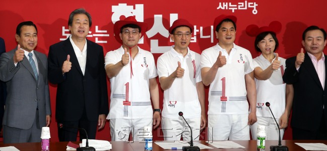 김무성 새누리당 대표가 17일 국회 새누리당 최고위원회의에서 열린 '7.30 재.보궐 선거 유니폼 공개 시연회'에서 윤상현 사무총장 등이 포즈를 취하고 있다. 왼쪽부터 이완구 원내대표, 김무성 대표, 윤상현 사무총장, 김세연 의원, 박대출 대변인, 민현주 대변인. <br />이길동 기자/gdlee@heraldcorp.com 140717
김무성 새누리당 대표가 17일 국회 새누리당 최고위원회의에서 열린 '7.30 재.보궐 선거 유니폼 공개 시연회'에서 윤상현 사무총장 등이 포즈를 취하고 있다. 왼쪽부터 이완구 원내대표, 김무성 대표, 윤상현 사무총장, 김세연 의원, 박대출 대변인, 민현주 대변인.
이길동 기자/gdlee@heraldcorp.com 140717
7ㆍ30 재보궐선거 공식선거운동이 시작된 17일 여야 지도부가 일제히 기선잡기에 나서고 있다. 김무성 새누리당 대표는 이날최고위원회의에서 열린 ‘7ㆍ30 재ㆍ보궐 선거 유니폼 공개 시연회’에서 윤상현 사무총장 등과 함께 포즈를 취하고 있다(왼쪽 사진). 김한길ㆍ안철수 공동대표도 이날 오전 서울 동작구 7호선 남성역앞에서 기동민 새정치민주연합 서울 동작을 후보와 함께 출근길 인사를 하고 있다.  이길동 기자/gdlee@heraldcorp.com