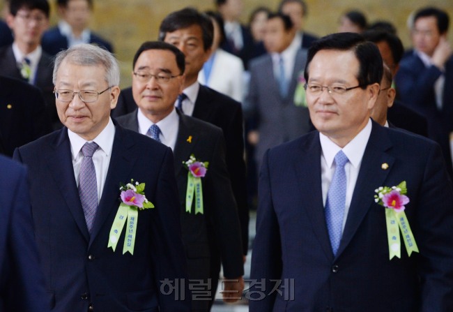 정의화 국회의장을 비롯한 각계주요인사들이 17일 오전 국회 로텐더홀에서 열린 제66주년 제헌절 경축식에 참석하기위해 식장에 입장하고 있다.이길동기자.gdlee@heraldcorp.com
정의화 국회의장을 비롯한 각계주요인사들이 17일 오전 국회 로텐더홀에서 열린 제66주년 제헌절 경축식에 참석하기위해 식장에 입장하고 있다.이길동기자.gdlee@heraldcorp.com
정의화(오른쪽) 국회의장을 비롯한 각계 주요인사들이 17일 오전 국회 로텐더홀에서 열린 제66주년 제헌절 경축식에 참석하기 위해 기념식장에 입장하고 있다.  이길동 기자/gdlee@